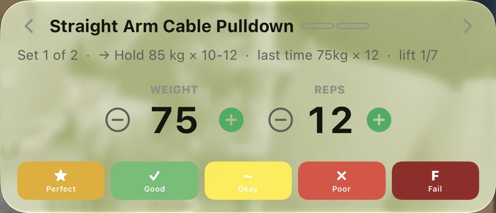 Lock Screen Live Activity — the working set with weight, reps and the five grades